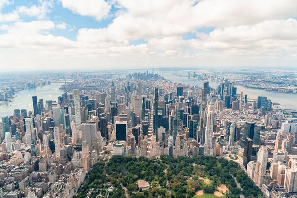 Vista panorâmica aérea da cidade de Midtown Manhattan bairros para baixo Manhattan e Downtown, Central Park no fundo, Nova York. Vista de olhos de pássaros de helicóptero da paisagem urbana da metrópole — Fotografia de Stock