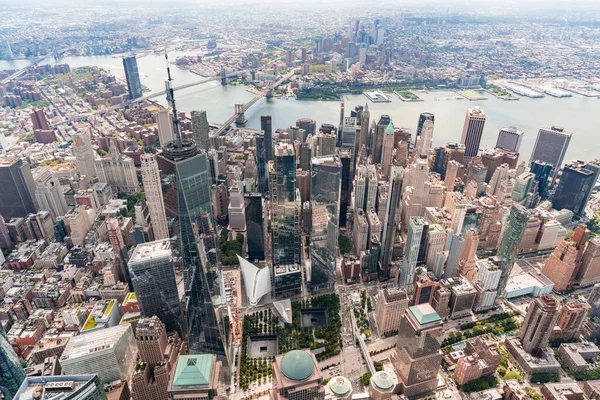 Vista aérea da cidade na área de Lower Manhattan. Brooklyn e Manhattan fazem pontes sobre East River, Nova Iorque, EUA. Vista de olhos de pássaros de helicóptero de paisagem urbana de metrópole. Um vibrante bairro de negócios. — Fotografia de Stock