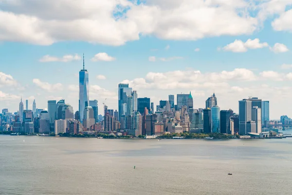 Aşağı Manhattan 'ın havadan panoramik şehir manzarası, New York City, ABD. Metropolis ufuk çizgisindeki helikopterden kuş bakışı görüntü. Parlak bir iş çevresi.. — Stok fotoğraf