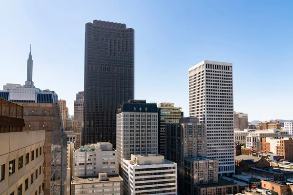 Vista panorámica del paisaje urbano del centro financiero de San Francisco durante el día, California, Estados Unidos. Estilo de vida urbano vista alrededor de rascacielos desde la azotea. —  Fotos de Stock