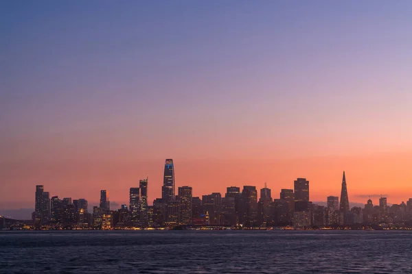 A festői kilátás a San Francisco Panorama naplementekor arany óra Treasure Island, Kalifornia, Egyesült Államok. Panorámás kilátás a városképre ködös és ködös levegővel. Világító alkonyat városa — Stock Fotó