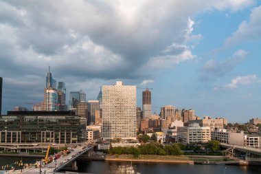 Philadelphia 'nın havadan panoramik şehir manzaralı finans merkezi, Pennsylvania, ABD. Schuylkill Nehri üzerindeki Chestnut Sokağı Köprüsü yaz günbatımında. Ekonomik ve kültürel canlılar.