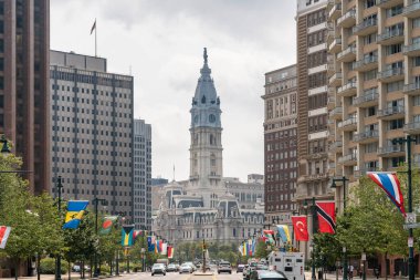 Philadelphia Belediye Saat Kulesi 'nin yaz günü Pennsylvania, ABD' deki şehir manzarası. Şehir merkezindeki iş ve kültür trafiği yoğun.
