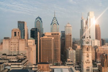 Philadelphia 'nın havadan panoramik şehir manzarası. Şehir merkezi, Pennsylvania, ABD. Philadelphia Belediye Saat Kulesi, gün batımının altın saatinde. Canlı bir iş ve kültürel komşuluk..