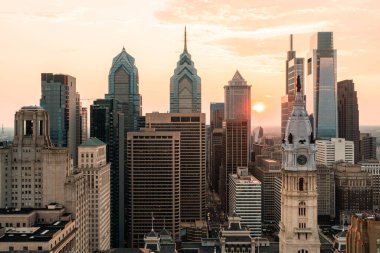 Philadelphia 'nın havadan panoramik şehir manzarası. Şehir merkezi, Pennsylvania, ABD. Philadelphia Belediye Saat Kulesi, gün batımının altın saatinde. Canlı bir iş ve kültürel komşuluk..