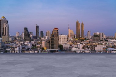 Panoramik Bangkok gökyüzü manzarası, çatıda beton gözlemevi güvertesi, gün batımı. Lüks Asyalı şirket ve yaşam tarzı. Şehir merkezinde finans şehri, gayrimenkul. Ürün ekran modeli boş çatı