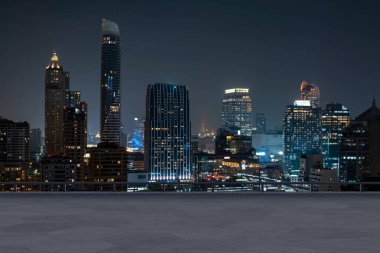 Panoramik Bangkok gökyüzü manzarası, çatıda beton gözlemevi güvertesi, gece vakti. Asyalı şirket ve yaşam tarzı. Şehir merkezinde finans şehri, gayrimenkul. Ürün ekran modeli boş çatı
