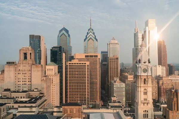 Paisaje urbano panorámico aéreo del centro financiero de Filadelfia, Pensilvania, EE.UU. Torre del Reloj del Ayuntamiento de Filadelfia al atardecer hora dorada. Un vibrante negocio y vecindarios culturales. —  Fotos de Stock