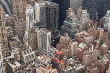 Manhattan 'ın yukarı bölgelerinin ve New York' un doğu yakasının panoramik şehir manzarası. New York 'un dışını çatıdan inşa eden ikonik şehir manzarası