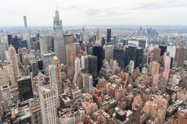 Ufuktaki Yukarı Manhattan, Doğu Yakası, Nehir ve Brooklyn mahallelerinin panoramik şehir manzarası, New York, ABD. New York 'un dışını inşa eden ikonik şehir manzarası