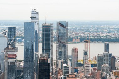 Gündüz vakti West Side Manhattan ve Hudson Yards bölgesinin havadan panoramik şehir manzarası, NYC, ABD. Hudson Nehri üzerinde New Jersey ufukta görünüyor. Parlak bir iş çevresi..