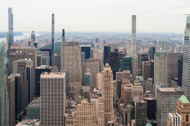 Manhattan 'ın yukarı mahallelerinin panoramik şehir manzarası ve ABD' nin en çok ziyaret edilen şehir parkı - Central Park, New York, ABD. İkonik gökdelenler New York şehir manzarası