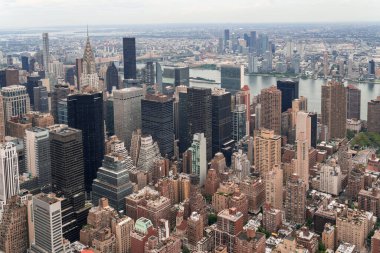 Ufuktaki Yukarı Manhattan, Doğu Yakası, Nehir ve Brooklyn mahallelerinin panoramik şehir manzarası, New York, ABD. New York 'un dışını inşa eden ikonik şehir manzarası