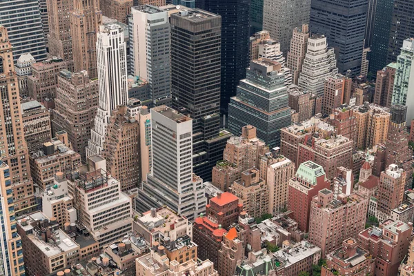 Vista panorâmica aérea da cidade de Upper Manhattan e bairros de East Side, Nova York, EUA. Paisagem urbana icônica de exteriores de construção de NYC a partir do telhado — Fotografia de Stock