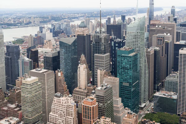 Vista panorâmica aérea da cidade da área de Time Square, bairros de Manhattan West Side e vista para o rio Hudson com banco de Nova Jersey, Nova York, EUA. Paisagem urbana icônica de edifícios exteriores de NYC — Fotografia de Stock