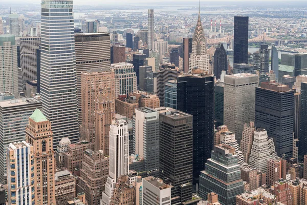 Zoom na vista panorâmica aérea da cidade da área de Upper Manhattan, do East Side, do rio e dos bairros de Brooklyn no horizonte, Nova York, EUA. Paisagem urbana icônica de edifícios exteriores de NYC — Fotografia de Stock