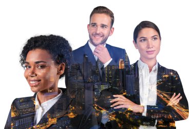 Üç rüya gören pozitif iş adamı takım elbiseli danışmanlar, çapraz kollar pozu. Asya kurumsal yaşam tarzı, çok uluslu genç profesyoneller. Gece Kuala Lumpur şehir manzarası. Çift pozlama