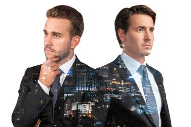 Takım elbiseli iki yakışıklı iş adamı, el pençe divan. Asya kurumsal yaşam tarzı, çok uluslu genç profesyoneller. Gece Bangkok şehri manzarası. Çift pozlama