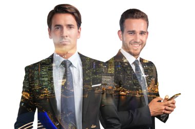 Takım elbiseli iki yakışıklı iş adamı, telefonu kullanıyor ve kafa yoruyor. Asya kurumsal yaşam tarzı, çeşitli genç profesyonellerin iletişimi. Singapur 'un gece manzarası. Çift pozlama