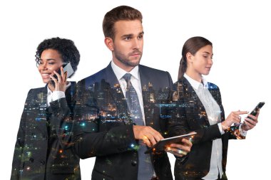 Takım elbiseli üç düşünceli iş adamı telefon kullanıyor. Asya kurumsal yaşam tarzı, çeşitli genç profesyonellerin iletişimi. Gece Bangkok şehri manzarası. Çift pozlama