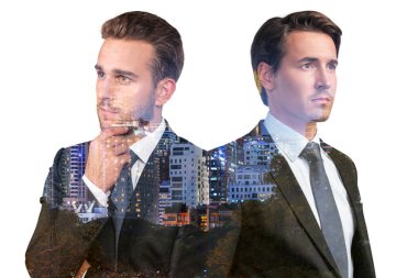 Takım elbiseli iki yakışıklı iş adamı, el pençe divan. Asya kurumsal yaşam tarzı, çok uluslu genç profesyoneller. Gece Bangkok şehri manzarası. Çift pozlama