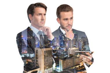 Takım elbiseli iki yakışıklı iş adamı, tablet aleti kullanıyorlar ve düşünceli davranıyorlar. Asya kurumsal yaşam tarzı, çeşitli genç profesyonellerin iletişimi. Gece Bangkok şehri manzarası. Çift pozlama