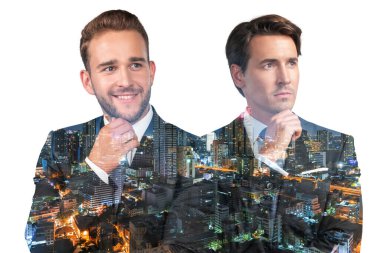 Takım elbiseli iki yakışıklı iş adamı, el pençe divan. Asya kurumsal yaşam tarzı, çok uluslu genç profesyoneller. Gece Bangkok şehri manzarası. Çift pozlama