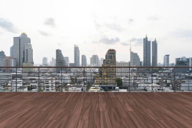 Panoramik Bangkok gökyüzü manzarası, çatıdaki ahşap gözlemevi güvertesi, gündüz. Lüks Asyalı şirket ve yaşam tarzı. Şehir merkezinde finans şehri, gayrimenkul. Ürün ekran modeli boş çatı