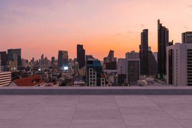 Panoramik Bangkok gökyüzü manzarası, çatıda beton gözlemevi güvertesi, gün batımı. Lüks Asyalı şirket ve yaşam tarzı. Şehir merkezinde finans şehri, gayrimenkul. Ürün ekran modeli boş çatı
