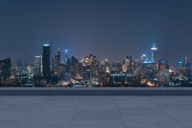 Panoramik Bangkok gökyüzü manzarası, çatıda beton gözlemevi güvertesi, gece vakti. Asyalı şirket ve yaşam tarzı. Şehir merkezinde finans şehri, gayrimenkul. Ürün ekran modeli boş çatı