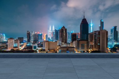 Panoramik Kuala Lumpur gökyüzü manzarası, çatıda beton gözlemevi güvertesi, gece. Asyalı şirket ve yaşam tarzı. Şehir merkezinde finans şehri, gayrimenkul. Ürün ekran modeli boş çatı