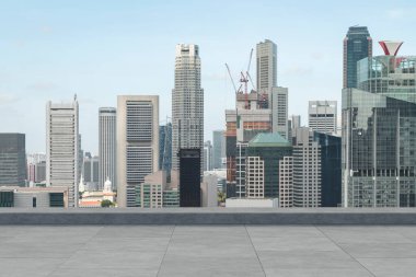 Panoramik Singapur gökyüzü manzarası, çatıda beton gözlemevi güvertesi, gündüz. Asyalı şirket ve yaşam tarzı. Şehir merkezinde finans şehri, gayrimenkul. Ürün ekran modeli boş çatı