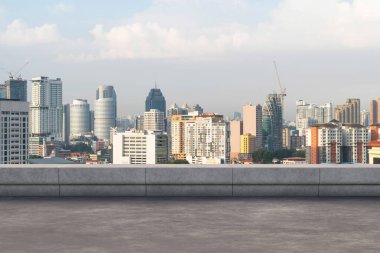 Panoramik Kuala Lumpur gökyüzü manzarası, çatıda beton gözlemevi güvertesi, gündüz. Asyalı şirket ve yaşam tarzı. Şehir merkezinde finans şehri, gayrimenkul. Ürün ekran modeli boş çatı