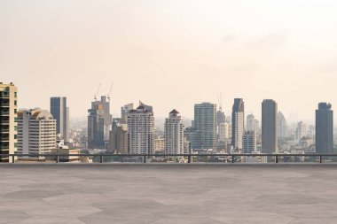Panoramik Bangkok gökyüzü manzarası, çatıda beton gözlemevi güvertesi, gündüz. Lüks Asyalı şirket ve yaşam tarzı. Şehir merkezinde finans şehri, gayrimenkul. Ürün ekran modeli boş çatı