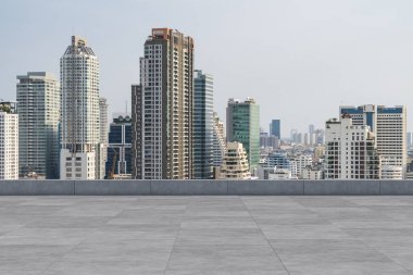 Panoramik Bangkok gökyüzü manzarası, çatıda beton gözlemevi güvertesi, gündüz. Lüks Asyalı şirket ve yaşam tarzı. Şehir merkezinde finans şehri, gayrimenkul. Ürün ekran modeli boş çatı