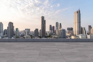 Panoramik Bangkok gökyüzü manzarası, çatıda beton gözlemevi güvertesi, gün batımı. Lüks Asyalı şirket ve yaşam tarzı. Şehir merkezinde finans şehri, gayrimenkul. Ürün ekran modeli boş çatı