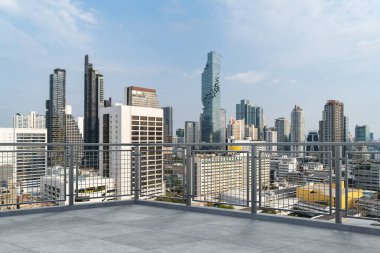 Panoramik Bangkok gökyüzü manzarası, çatıda beton gözlemevi güvertesi, gündüz. Lüks Asyalı şirket ve yaşam tarzı. Şehir merkezinde finans şehri, gayrimenkul. Ürün ekran modeli boş çatı