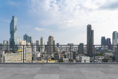 Panoramik Bangkok gökyüzü manzarası, çatıda beton gözlemevi güvertesi, gündüz. Lüks Asyalı şirket ve yaşam tarzı. Şehir merkezinde finans şehri, gayrimenkul. Ürün ekran modeli boş çatı