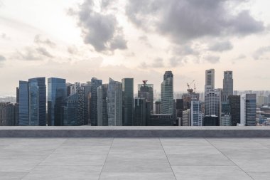 Panoramik Singapur gökyüzü manzarası, çatıda beton gözlemevi güvertesi, günbatımı. Asyalı şirket ve yaşam tarzı. Şehir merkezinde finans şehri, gayrimenkul. Ürün ekran modeli boş çatı
