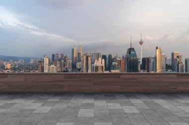 Panoramik Kuala Lumpur gökyüzü manzarası, çatıda beton gözlemevi güvertesi, gün batımı. Asyalı şirket ve yaşam tarzı. Şehir merkezinde finans şehri, gayrimenkul. Ürün ekran modeli boş çatı