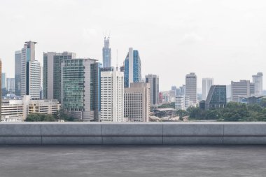 Panoramik Kuala Lumpur gökyüzü manzarası, çatıda beton gözlemevi güvertesi, gündüz. Asyalı şirket ve yaşam tarzı. Şehir merkezinde finans şehri, gayrimenkul. Ürün ekran modeli boş çatı