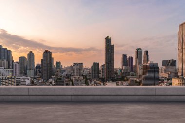 Panoramik Bangkok gökyüzü manzarası, çatıda beton gözlemevi güvertesi, gün batımı. Lüks Asyalı şirket ve yaşam tarzı. Şehir merkezinde finans şehri, gayrimenkul. Ürün ekran modeli boş çatı