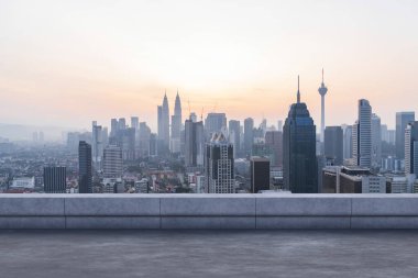 Panoramik Kuala Lumpur gökyüzü manzarası, çatıda beton gözlemevi güvertesi, gün batımı. Asyalı şirket ve yaşam tarzı. Şehir merkezinde finans şehri, gayrimenkul. Ürün ekran modeli boş çatı
