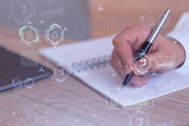 Dünyayı değiştirecek ve tamamen yeni bir hizmet sağlayacak yenilikçi bir yazılım yaratmak için fikirler yazan eller. Yakın çekim. Hologram teknik grafikleri. Dev takım kavramı. Resmi giysi.