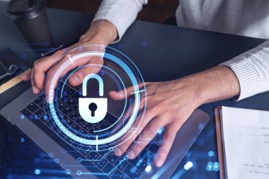 Bir programcı bir siber güvenliği bilgisayar korsanlarından korumak ve müşterilerin gizli bilgilerini kaydetmek için klavyeye kod yazıyor. Yazan ellerin üzerine asma kilit hologramı simgeleri.