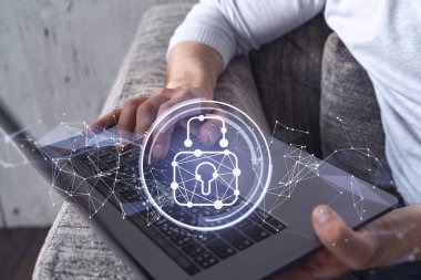 Bir programcı bir siber güvenliği bilgisayar korsanlarından korumak ve müşterilerin gizli bilgilerini kaydetmek için klavyeye kod yazıyor. Yazan ellerin üzerine asma kilit hologramı simgeleri.