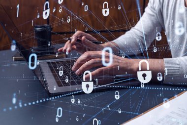 Bir programcı bir siber güvenliği bilgisayar korsanlarından korumak ve müşterilerin gizli bilgilerini kaydetmek için klavyeye kod yazıyor. Yazan ellerin üzerine asma kilit hologramı simgeleri.