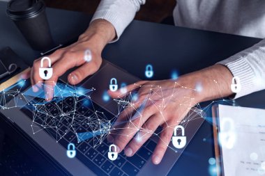 Bir programcı bir siber güvenliği bilgisayar korsanlarından korumak ve müşterilerin gizli bilgilerini kaydetmek için klavyeye kod yazıyor. Yazan ellerin üzerine asma kilit hologramı simgeleri.