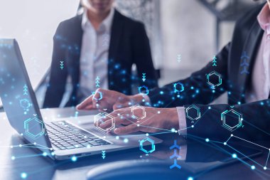 İki bilişim teknolojisi uzmanı iş hizmetlerini geliştirmek için yazılım geliştirmek üzere yeni bir yaklaşım geliştirme projesi üzerinde çalışıyor. Bilgisayarla çalışıyorum. Teknik hologram simgeleri. Resmi giysi.
