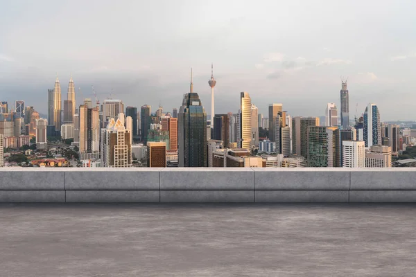 Panoramik Kuala Lumpur gökyüzü manzarası, çatıda beton gözlemevi güvertesi, gün batımı. Asyalı şirket ve yaşam tarzı. Şehir merkezinde finans şehri, gayrimenkul. Ürün ekran modeli boş çatı